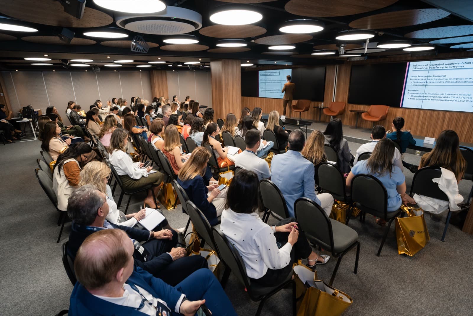 Turma reunida durante uma palestra do Congresso Amaren